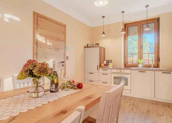 شقة Trate With Shared Pool And Garden ليوتومير