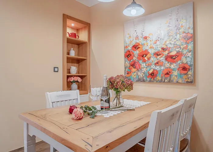 شقة Trate With Shared Pool And Garden ليوتومير