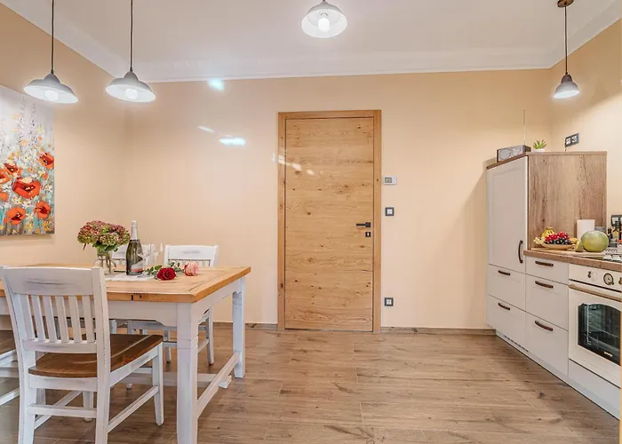 Trate With Shared Pool And Garden ليوتومير