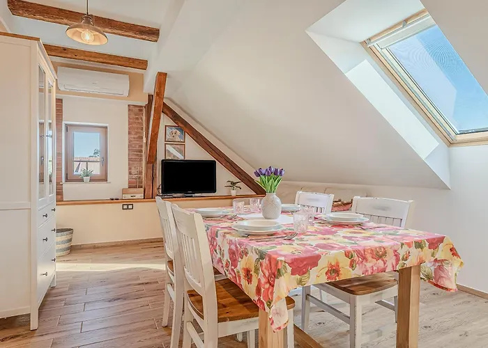 شقة Trate With Shared Pool And Garden ليوتومير